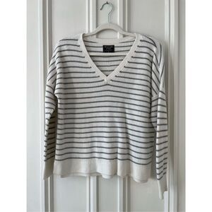 Abercrombie & Fitch cream and gray striped v-neck ribbed sweater M